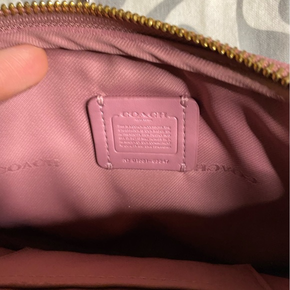 Coach small crossbody pink bag - Picture 3 of 4